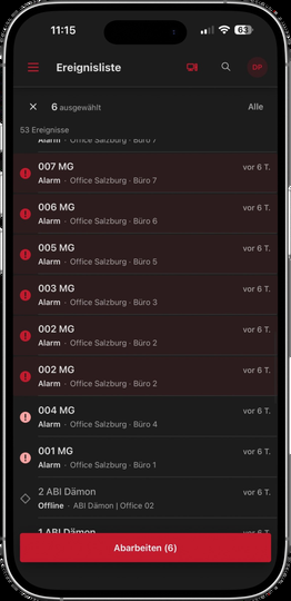Ereignisliste in der pharao.control App mit farbcodierten Alarmen